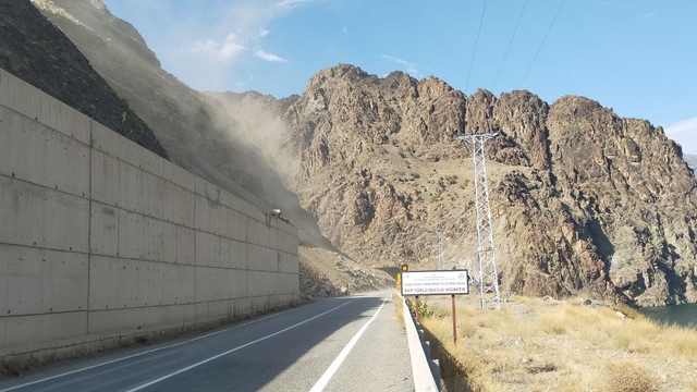 Artvin'de heyelan yaşanan kara yolunda temizlik çalışmaları sürüyor