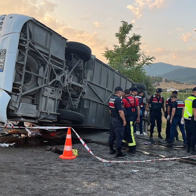 Denizli'de kum yüklü kamyonun çarptığı otobüsteki 6 kişi öldü