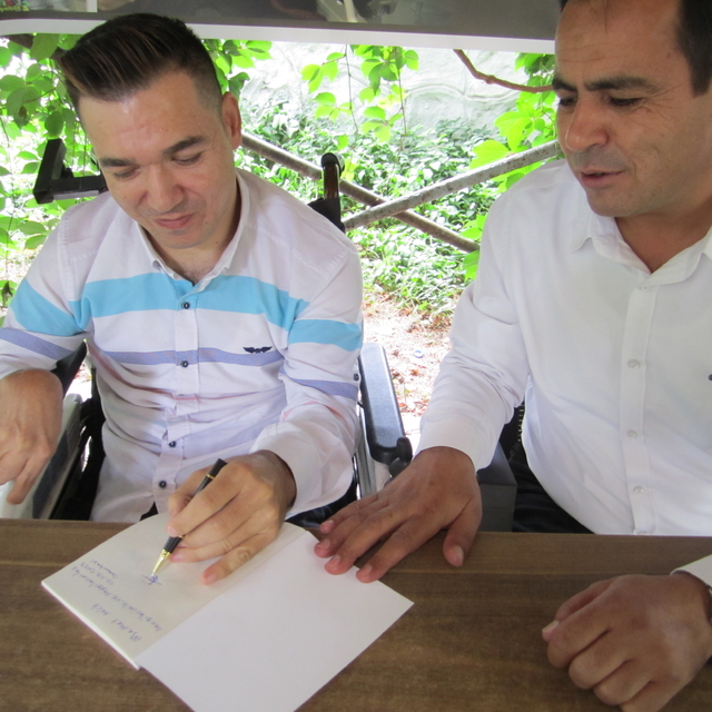 Denizlili şair Gökhan Sağıt, imza günü düzenledi