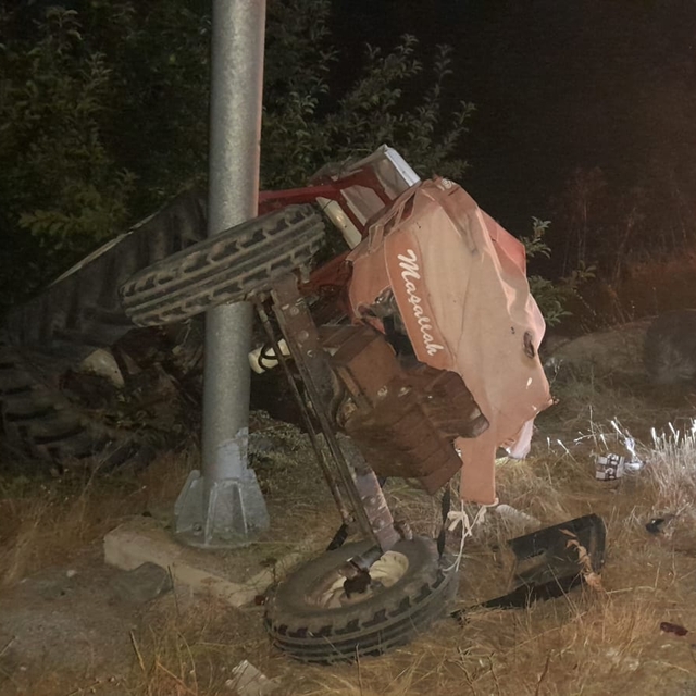 Erzincan'da tırın traktöre çarpması sonucu 3 kişi yaralandı