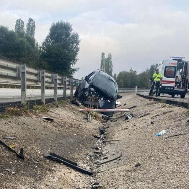 Afyonkarahisar'da bariyerlere çarpan hafif ticari araçtaki 1 kişi öldü