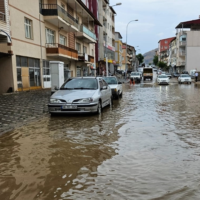 Tufanbeyli'de sağanak etkili oldu