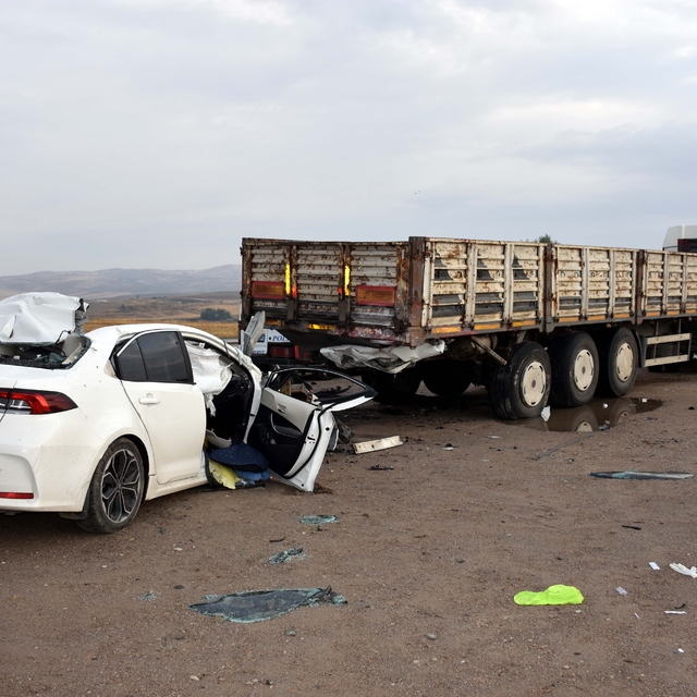 Kırıkkale'de tıra çarpan otomobilin sürücüsü öldü, eşi yaralandı