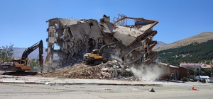 Çelikhan'da ağır hasarlı binaların yıkımı sürüyor