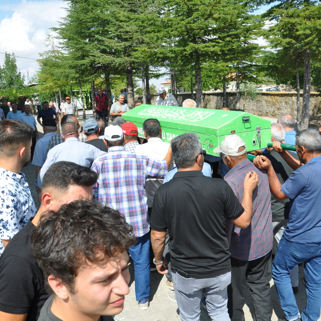 Nevşehir'de sel sularına kapılarak hayatını kaybeden çiftin cenazesi toprağ...
