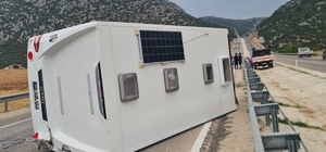 Sanatçı Sümer Ezgü ve ailesi Antalya'da kaza yaptı