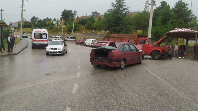 Şabanözü'nde kamyonet ile otomobilin çarpıştığı kazada 1 kişi yaralandı
