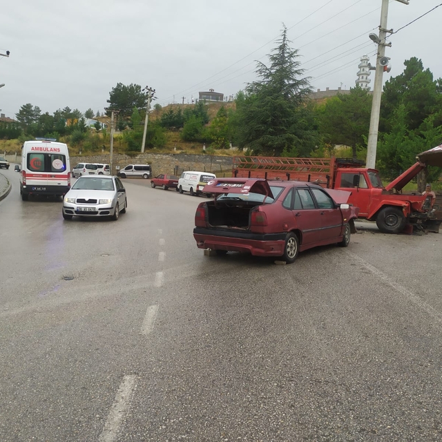 Şabanözü'nde kamyonet ile otomobilin çarpıştığı kazada 1 kişi yaralandı
