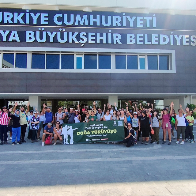 Korkuteli'nde grup yolunda asfaltlama yapılıyor