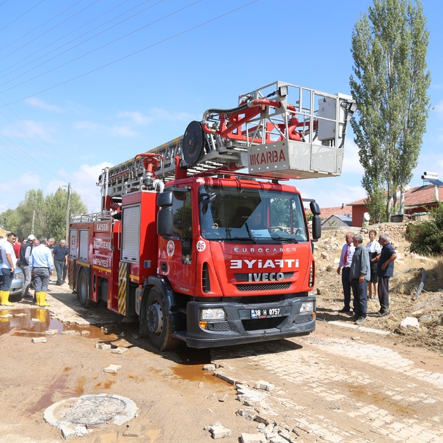 Kayseri'de belediyeler selden etkilenen bölgelerde temizlik çalışması başla...
