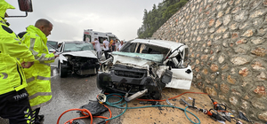 Antalya'da otomobil ile hafif ticari araç çarpıştı, 1 ölü, 6 yaralı