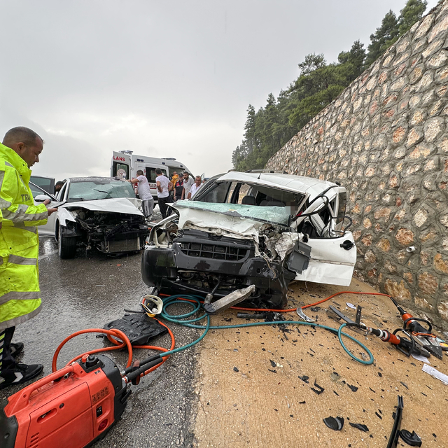 Antalya'da otomobil ile hafif ticari araç çarpıştı, 1 ölü, 6 yaralı
