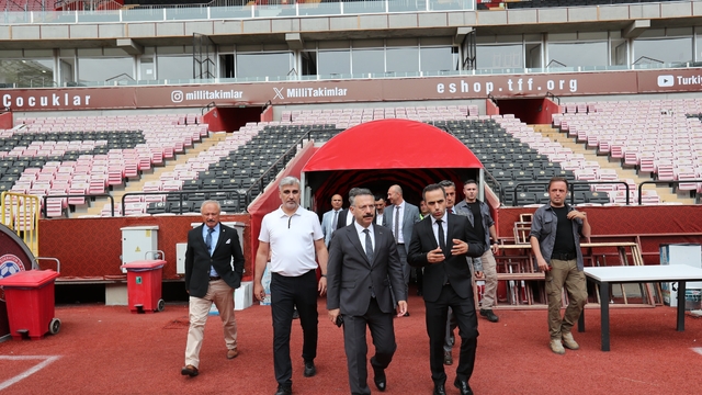 Eskişehir Valisi Aksoy, Yeni Eskişehir Stadyumu'nda incelemelerde bulundu