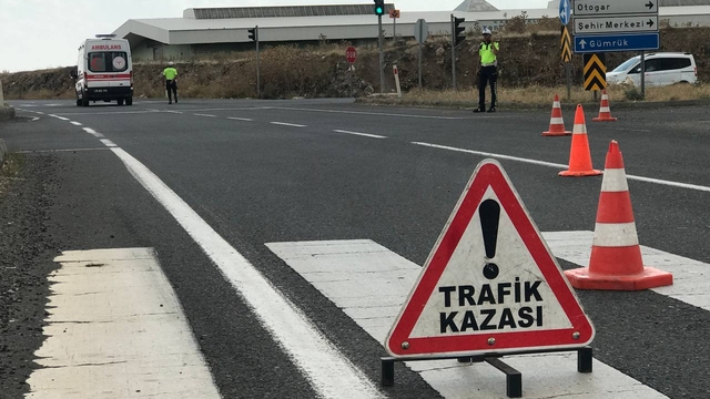 Tomruk yüklü tırın devrilmesi sonucu Kars-Erzurum kara yolu ulaşıma kapandı