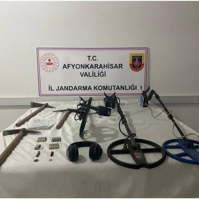 Afyonkarahisar'da kaçak kazı yapan 5 şüpheli yakalandı