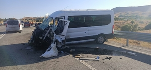 Tunceli'de iki minibüsün çarpıştığı kazada 3 kişi yaralandı