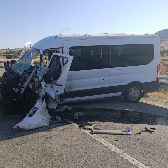 Tunceli'de iki minibüsün çarpıştığı kazada 3 kişi yaralandı