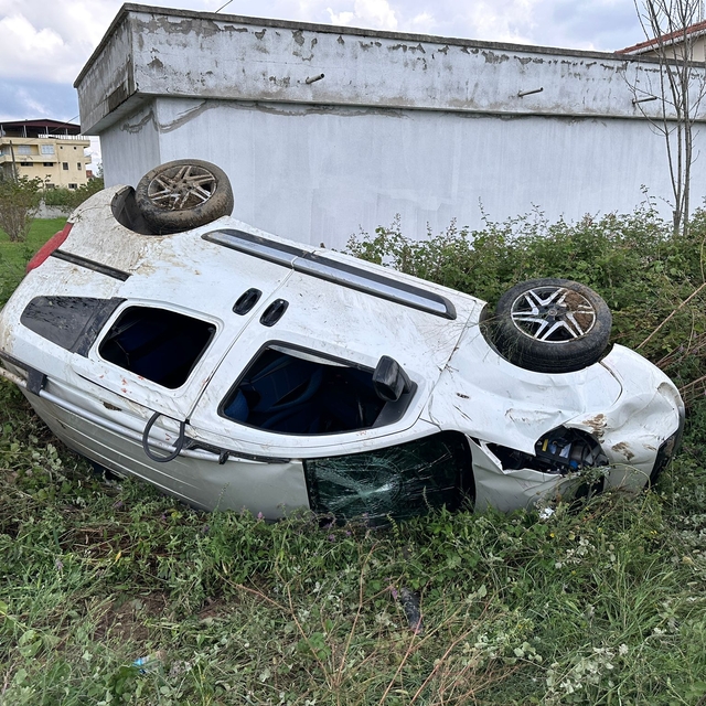 Samsun'da şarampole devrilen hafif ticari araçtaki 4 kişi yaralandı