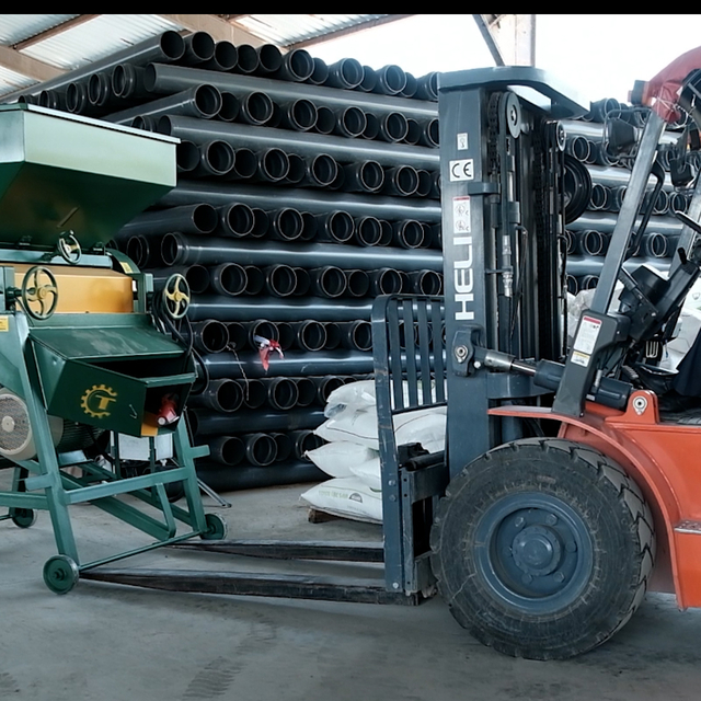 Büyükşehir Belediyesinden Yazır'a yem ezme makinesi hibe edildi