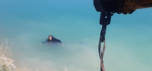 Malatya'da gölete düşen traktör vinçle çıkarıldı