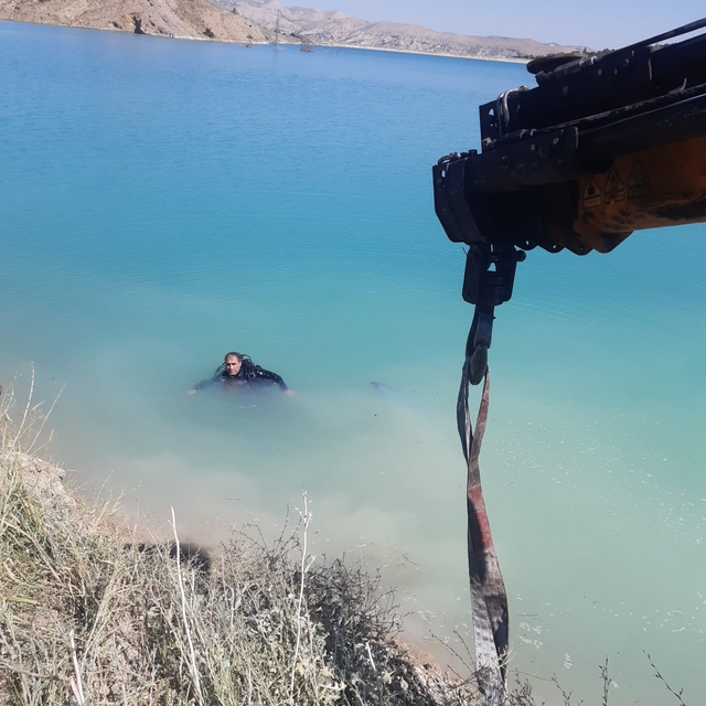 Malatya'da gölete düşen traktör vinçle çıkarıldı