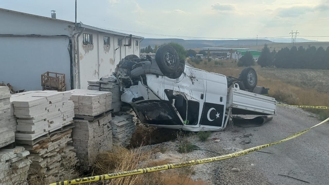 Afyonkarahisar'da devrilen kamyonetin sürücüsü öldü