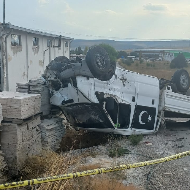 Afyonkarahisar'da devrilen kamyonetin sürücüsü öldü