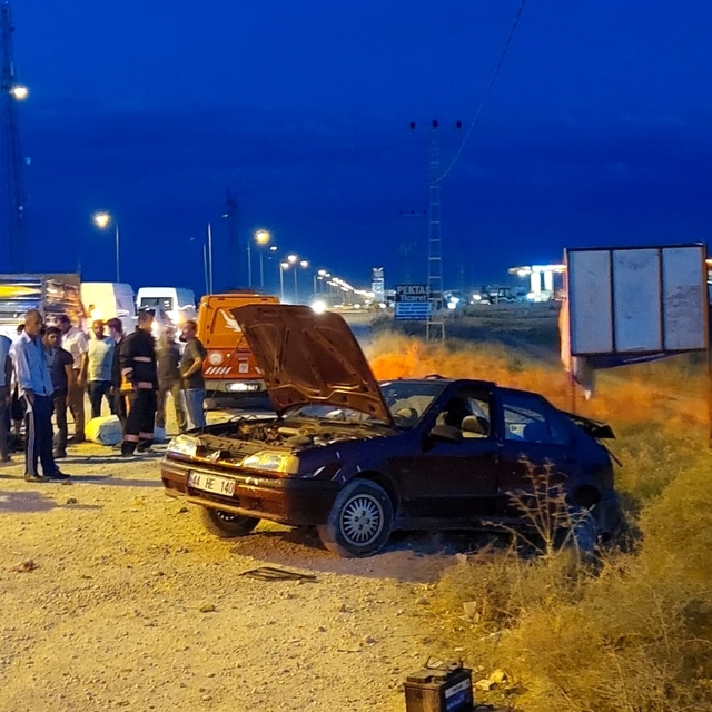 Malatya'da iki otomobilin çarpıştığı kazada 3 kişi yaralandı