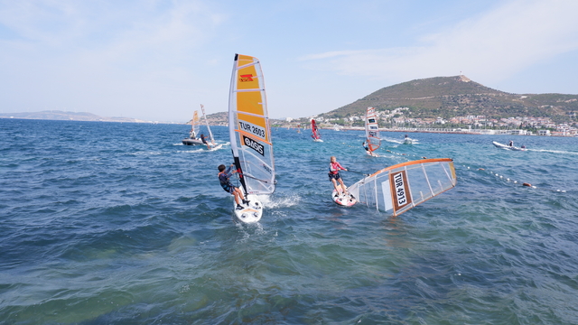 İzmir'de Kurtuluş Kupası Yelken Yarışları başladı