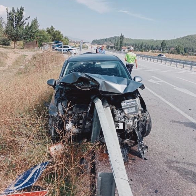 Kütahya'da bariyere saplanan otomobildeki 2 kişi yaralandı