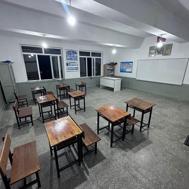 Çorum'da doktor ve sağlık çalışanları köy okulunu onardı