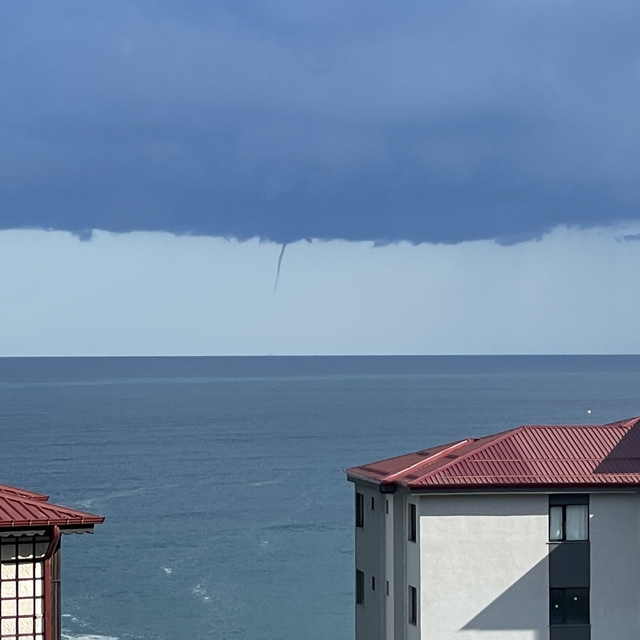 Rize'de denizde çıkan hortum cep telefonuyla görüntülendi