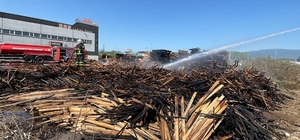 Düzce'de çıkan yangında parke fabrikasına ait ahşap malzemelerin bir kısmı yandı