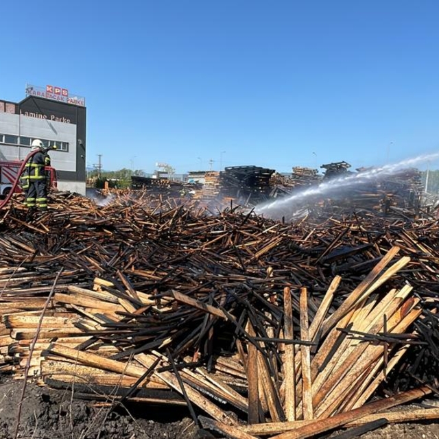 Düzce'de çıkan yangında parke fabrikasına ait ahşap malzemelerin bir kısmı...