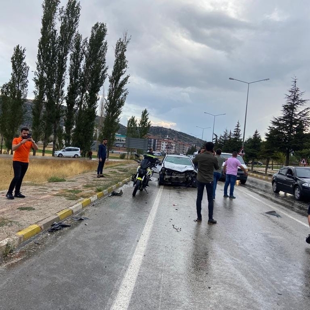 Antalya'da iki otomobilin çarpıştığı kazada 1 kişi öldü, 5 kişi yaralandı