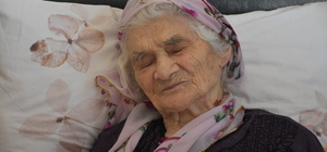 Trabzon'un asırlık çınarı Asiye nine torununun torununu gördü