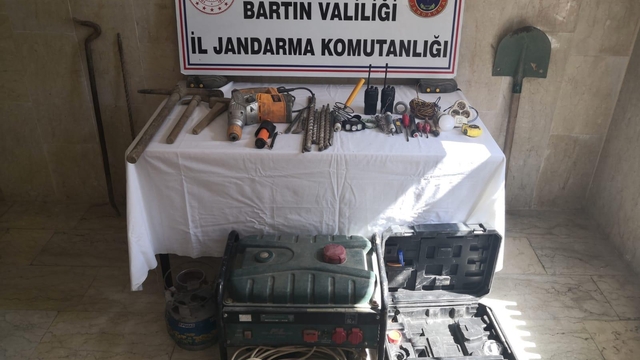 Bartın'da kaçak kazı yapan 5 kişi suçüstü yakalandı