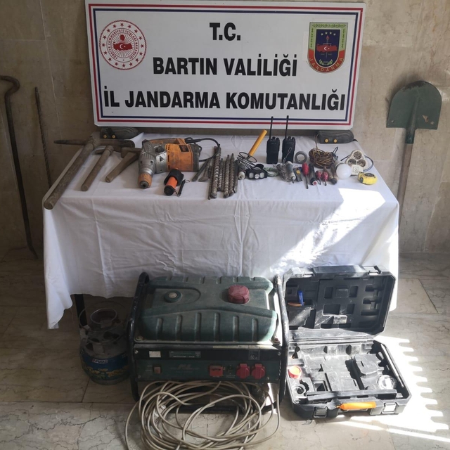 Bartın'da kaçak kazı yapan 5 kişi suçüstü yakalandı