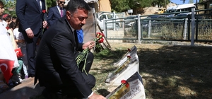 Tunceli'de terör örgütü PKK tarafından şehit edilen 6 öğretmen anıldı