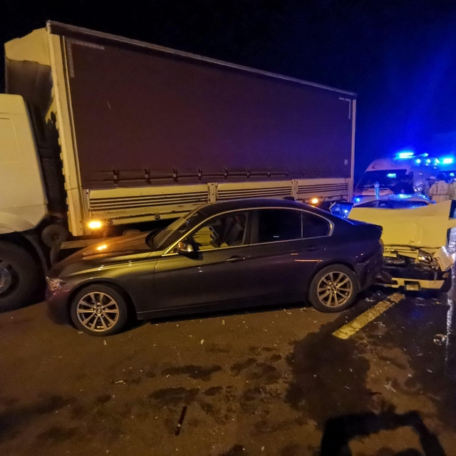 Yalova'da tır ve 2 otomobilin karıştığı zincirleme kazada 2 kişi yaralandı