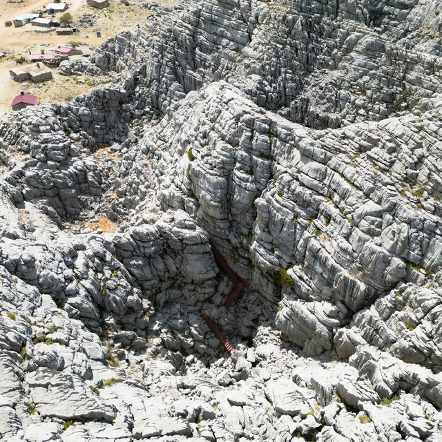 Toroslar'daki Çimi Yaylası'nda süt ürünleri sıcaktan obruklarda korunuyor