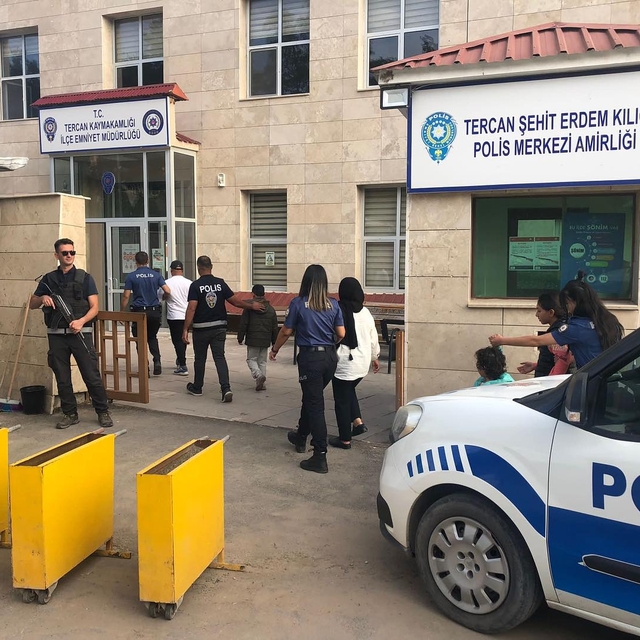 Erzincan'da 5 düzensiz göçmen yakalandı, 2 kişi gözaltına alındı