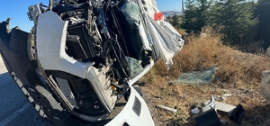 Burdur'da direğe çarpan kamyonetteki bir kişi öldü, bir kişi yaralandı