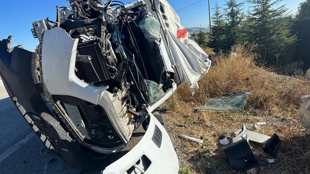 Burdur'da direğe çarpan kamyonetteki bir kişi öldü, bir kişi yaralandı