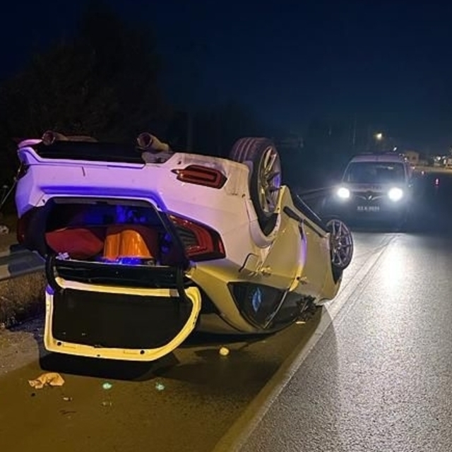 Afyonkarahisar'da bariyere çarpan otomobildeki 5 kişi yaralandı