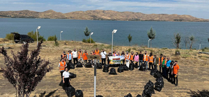 Elazığ'da gönüllü gençler Hazar Gölü çevresinde temizlik yaptı