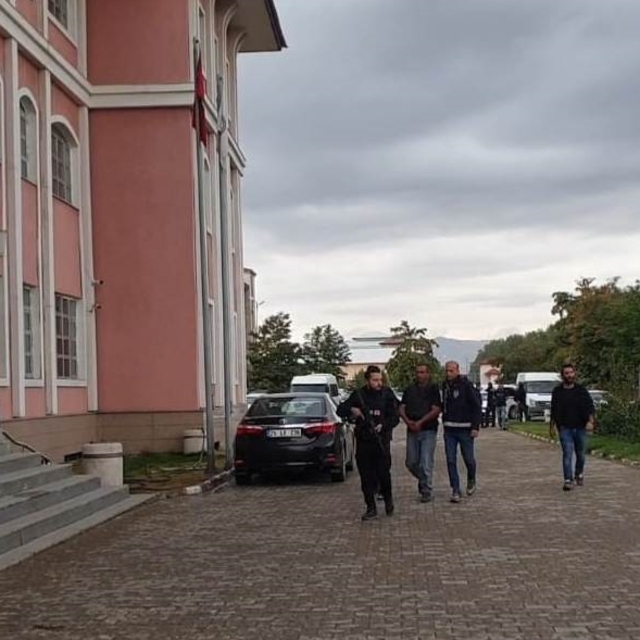 GÜNCELLEME - Ağrı'da eşini ve kayınbiraderini silahla öldüren şüpheli adliy...