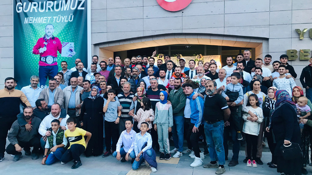 Dünya şampiyonu milli güreşçi, memleketi Artvin'de coşkuyla karşılandı