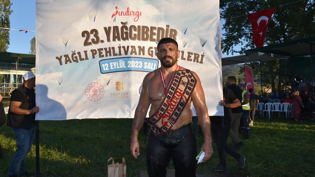 Sındırgı Yağcıbedir Yağlı Güreşleri'nde başpehlivan Hasan Cengiz oldu