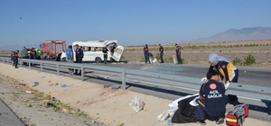 Karaman'da minibüsün devrilmesi sonucu 1 kişi öldü, 10 kişi yaralandı
